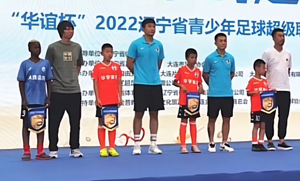 曾在《碟中谍5》大放异彩的丽贝卡;弗格森依旧英姿飒爽，她似乎身处老式建筑物的走廊之中，古典拱廊挥洒出轻浅光影，弗格森发髻高耸，手持机枪瞄准目标，倩影翩然令人为之一凛